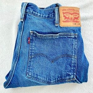 Levi’s cargo jeans. 💙